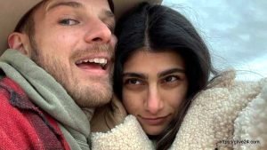 মিয়া খলিফা এবং তার স্বামী রবার্ট স্যান্ডবার্গ; 米娅哈利法和她的丈夫罗伯特桑德伯格 ; Mia Khalifa and her husband Robert Sandberg; ميا خليفة وزوجها روبرت ساندبرج ; मिया खलीफा और उनके पति रॉबर्ट सैंडबर्ग; میا خلیفہ اور ان کے شوہر رابرٹ سینڈبرگ