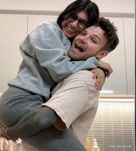 মিয়া খলিফা এবং তার স্বামী রবার্ট স্যান্ডবার্গ; 米娅哈利法和她的丈夫罗伯特桑德伯格 ; Mia Khalifa and her husband Robert Sandberg; ميا خليفة وزوجها روبرت ساندبرج ; मिया खलीफा और उनके पति रॉबर्ट सैंडबर्ग; میا خلیفہ اور ان کے شوہر رابرٹ سینڈبرگ