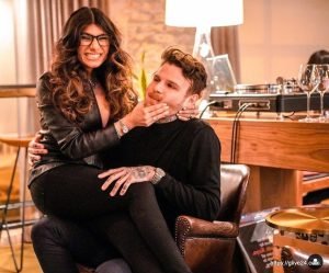 মিয়া খলিফা এবং তার স্বামী রবার্ট স্যান্ডবার্গ; 米娅哈利法和她的丈夫罗伯特桑德伯格 ; Mia Khalifa and her husband Robert Sandberg; ميا خليفة وزوجها روبرت ساندبرج ; मिया खलीफा और उनके पति रॉबर्ट सैंडबर्ग; میا خلیفہ اور ان کے شوہر رابرٹ سینڈبرگ