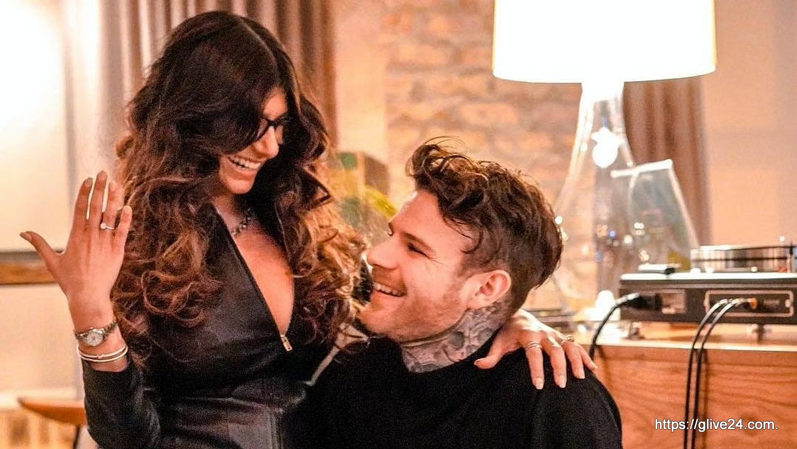 মিয়া খলিফা এবং তার স্বামী রবার্ট স্যান্ডবার্গ; 米娅哈利法和她的丈夫罗伯特桑德伯格 ; Mia Khalifa and her husband Robert Sandberg; ميا خليفة وزوجها روبرت ساندبرج ; मिया खलीफा और उनके पति रॉबर्ट सैंडबर्ग; میا خلیفہ اور ان کے شوہر رابرٹ سینڈبرگ