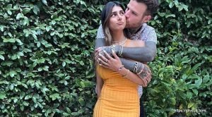 মিয়া খলিফা এবং তার স্বামী রবার্ট স্যান্ডবার্গ; 米娅哈利法和她的丈夫罗伯特桑德伯格 ; Mia Khalifa and her husband Robert Sandberg; ميا خليفة وزوجها روبرت ساندبرج ; मिया खलीफा और उनके पति रॉबर्ट सैंडबर्ग; میا خلیفہ اور ان کے شوہر رابرٹ سینڈبرگ