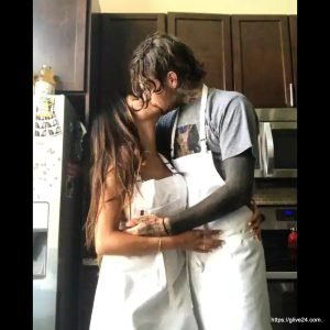 মিয়া খলিফা এবং তার স্বামী রবার্ট স্যান্ডবার্গ; 米娅哈利法和她的丈夫罗伯特桑德伯格 ; Mia Khalifa and her husband Robert Sandberg; ميا خليفة وزوجها روبرت ساندبرج ; मिया खलीफा और उनके पति रॉबर्ट सैंडबर्ग; میا خلیفہ اور ان کے شوہر رابرٹ سینڈبرگ