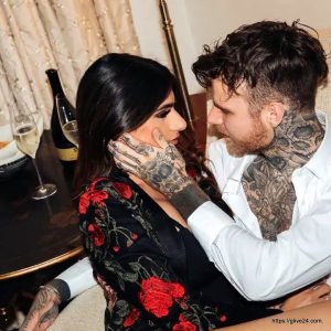 মিয়া খলিফা এবং তার স্বামী রবার্ট স্যান্ডবার্গ; 米娅哈利法和她的丈夫罗伯特桑德伯格 ; Mia Khalifa and her husband Robert Sandberg; ميا خليفة وزوجها روبرت ساندبرج ; मिया खलीफा और उनके पति रॉबर्ट सैंडबर्ग; میا خلیفہ اور ان کے شوہر رابرٹ سینڈبرگ