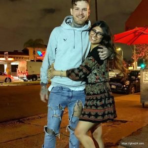 মিয়া খলিফা এবং তার স্বামী রবার্ট স্যান্ডবার্গ; 米娅哈利法和她的丈夫罗伯特桑德伯格 ; Mia Khalifa and her husband Robert Sandberg; ميا خليفة وزوجها روبرت ساندبرج ; मिया खलीफा और उनके पति रॉबर्ट सैंडबर्ग; میا خلیفہ اور ان کے شوہر رابرٹ سینڈبرگ