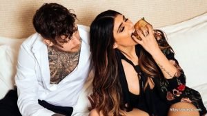 মিয়া খলিফা এবং তার স্বামী রবার্ট স্যান্ডবার্গ; 米娅哈利法和她的丈夫罗伯特桑德伯格 ; Mia Khalifa and her husband Robert Sandberg; ميا خليفة وزوجها روبرت ساندبرج ; मिया खलीफा और उनके पति रॉबर्ट सैंडबर्ग; میا خلیفہ اور ان کے شوہر رابرٹ سینڈبرگ