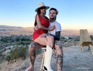 মিয়া খলিফা এবং তার স্বামী রবার্ট স্যান্ডবার্গ; 米娅哈利法和她的丈夫罗伯特桑德伯格 ; Mia Khalifa and her husband Robert Sandberg; ميا خليفة وزوجها روبرت ساندبرج ; मिया खलीफा और उनके पति रॉबर्ट सैंडबर्ग; میا خلیفہ اور ان کے شوہر رابرٹ سینڈبرگ