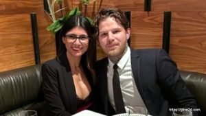 মিয়া খলিফা এবং তার স্বামী রবার্ট স্যান্ডবার্গ; 米娅哈利法和她的丈夫罗伯特桑德伯格 ; Mia Khalifa and her husband Robert Sandberg; ميا خليفة وزوجها روبرت ساندبرج ; मिया खलीफा और उनके पति रॉबर्ट सैंडबर्ग; میا خلیفہ اور ان کے شوہر رابرٹ سینڈبرگ