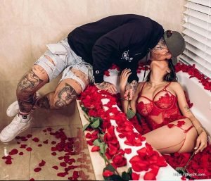 মিয়া খলিফা এবং তার স্বামী রবার্ট স্যান্ডবার্গ; 米娅哈利法和她的丈夫罗伯特桑德伯格 ; Mia Khalifa and her husband Robert Sandberg; ميا خليفة وزوجها روبرت ساندبرج ; मिया खलीफा और उनके पति रॉबर्ट सैंडबर्ग; میا خلیفہ اور ان کے شوہر رابرٹ سینڈبرگ