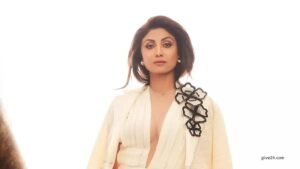 অভিনেত্রীর ঊর্ধ্বাঙ্গ অনেকটাই ছিল উন্মুক্ত ,খোলামেলা পোশাকে বিদ্রূপের শিকার অভিনেত্রী