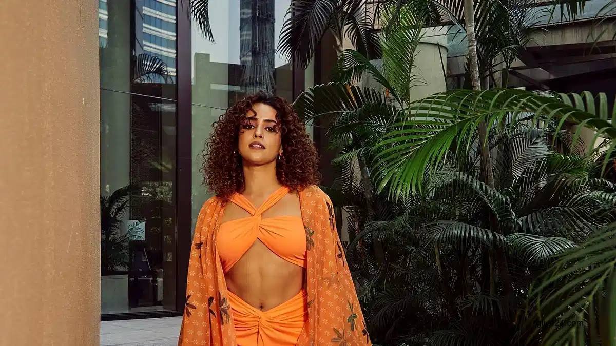 গেরুয়া বিকিনিতে সানিয়া | সারা সপ্তাহের খবর