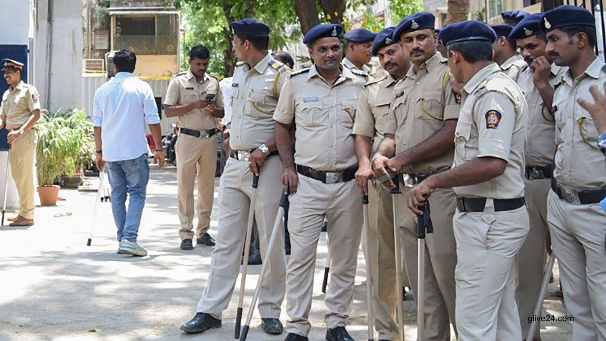 অমিতাভ, আম্বানি ও ধর্মেন্দ্রর বাড়ি বোমা মেরে উড়িয়ে দেয়ার হুমকি