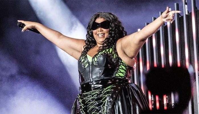 জনপ্রিয় গায়িকার বিরুদ্ধে যৌন হয়রানির অভিযোগ