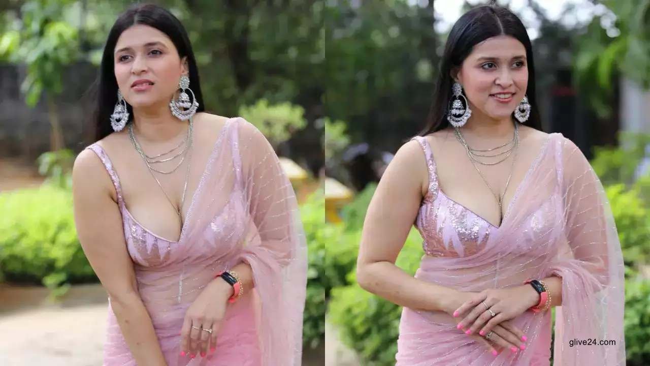 নায়িকাকে ভরা মজলিসে চুমু দিলেন পরিচালক