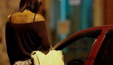 যৌনতার ফাঁদে ফেলে ৫০ পুরুষের সঙ্গে প্রতারণা, গ্রেপ্তার মডেল নেহা