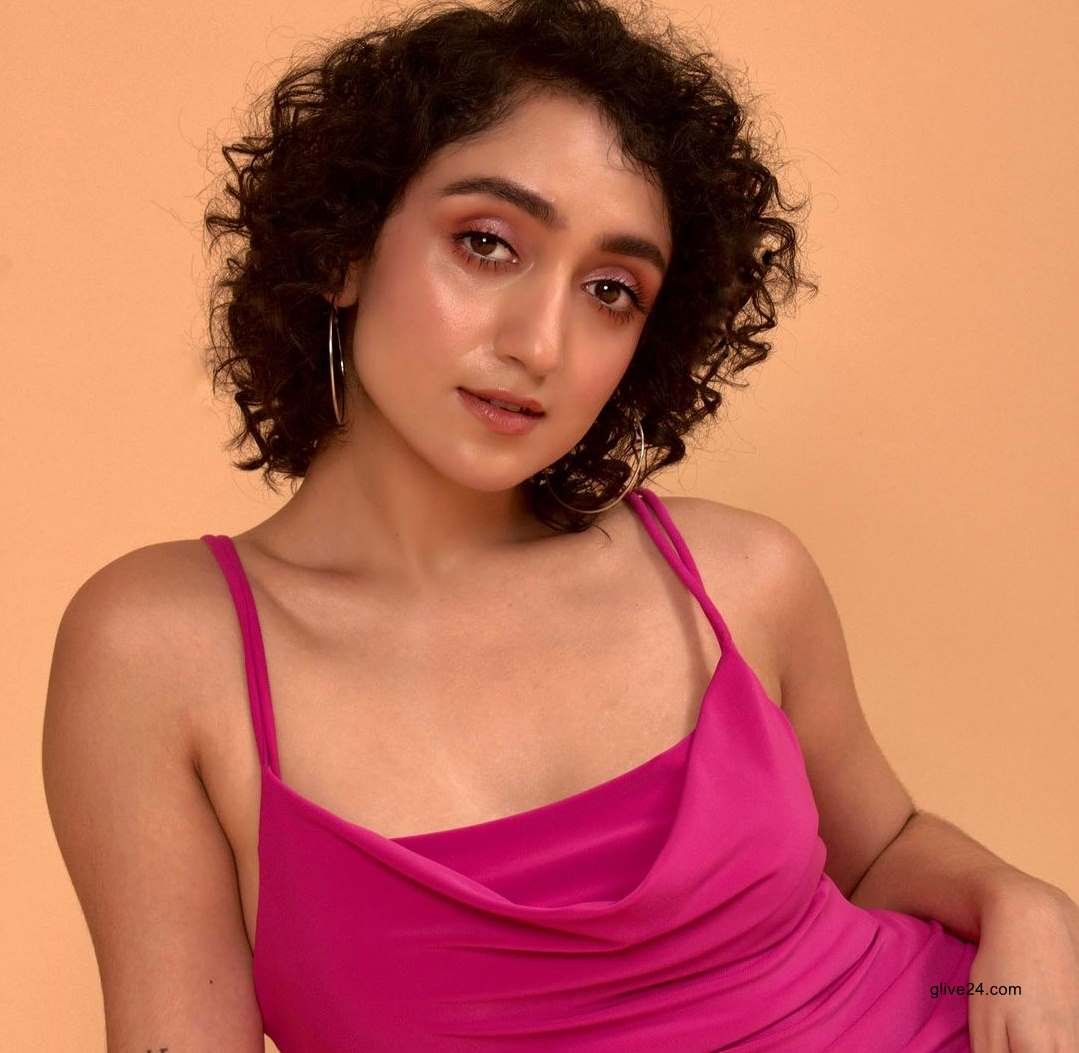 শাহরুখ খানের সিনেমায় বাঙালি মেয়ে, বাড়ি ময়মনসিংহে