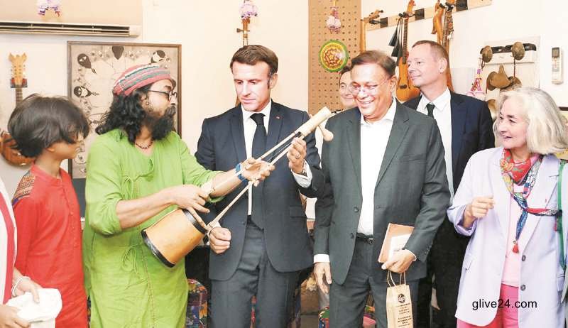 মধ্যরাতে রাহুলের গান শুনে কলম দিলেন ম্যাক্রোঁ