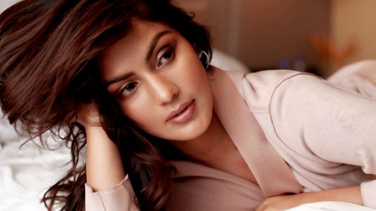 সুশান্তকে ভুলে নতুন সম্পর্কে রিয়া!